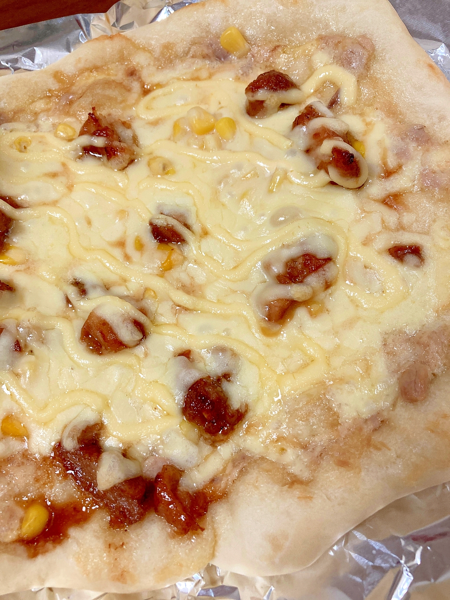 照り焼きチキンとツナマヨコーンのピザ
