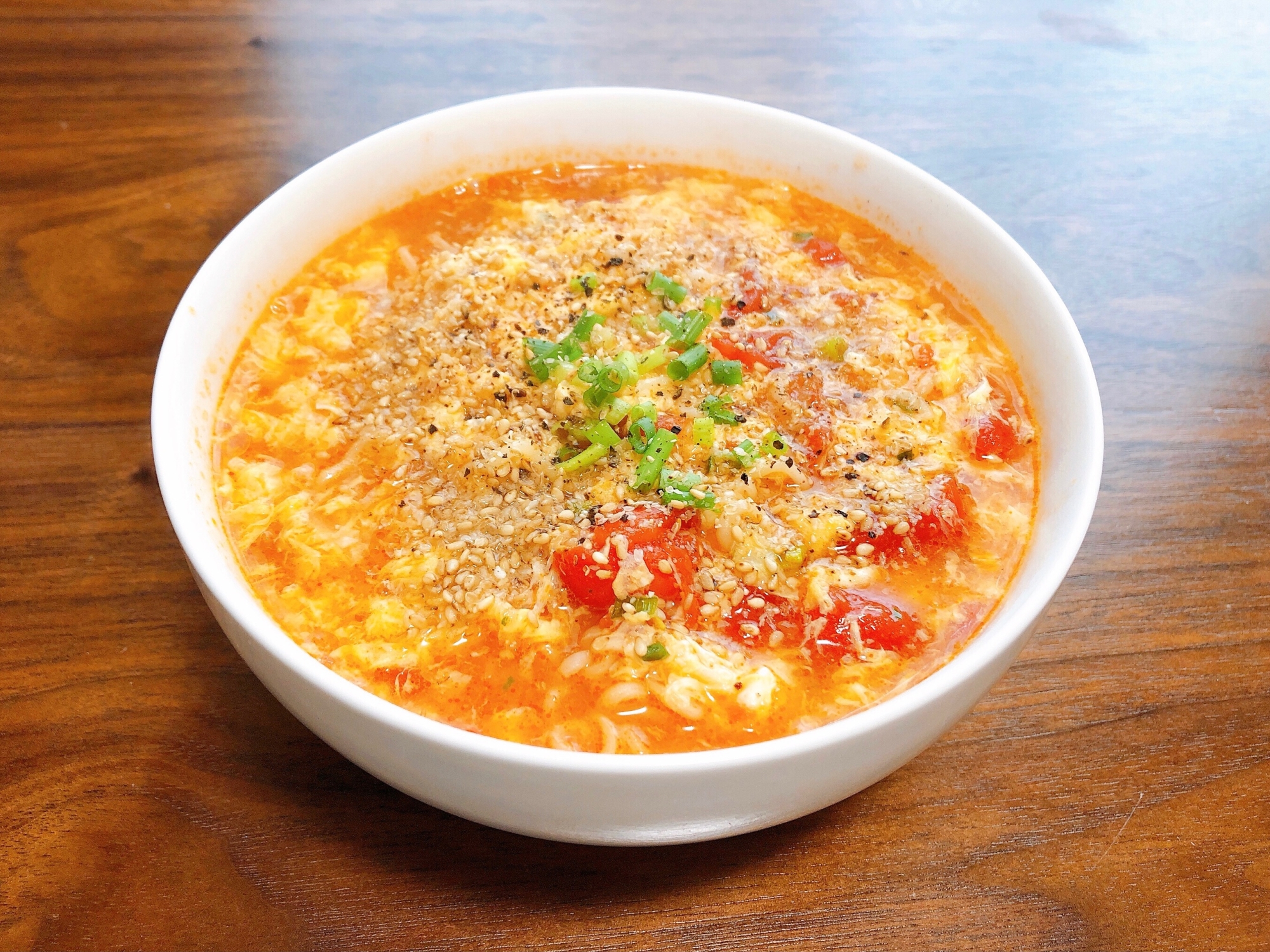 《インスタントラーメンアレンジ》トマたまラーメン