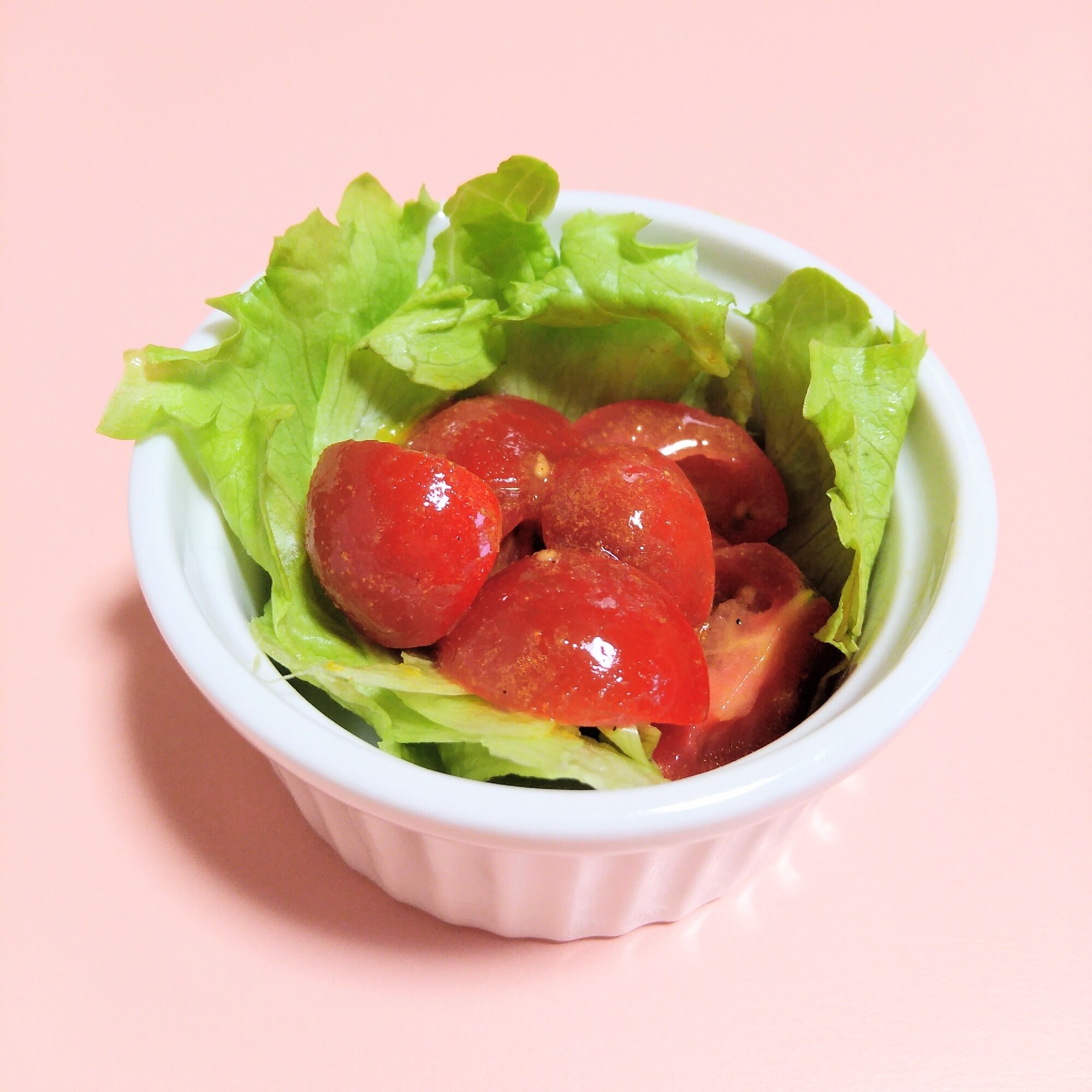 簡単♪カレーごま油が香るトマトとレタスのミニサラダ レシピ・作り方