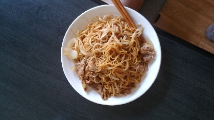 麺ともやしを先に炒めて　三食入り焼きそばを美味しく