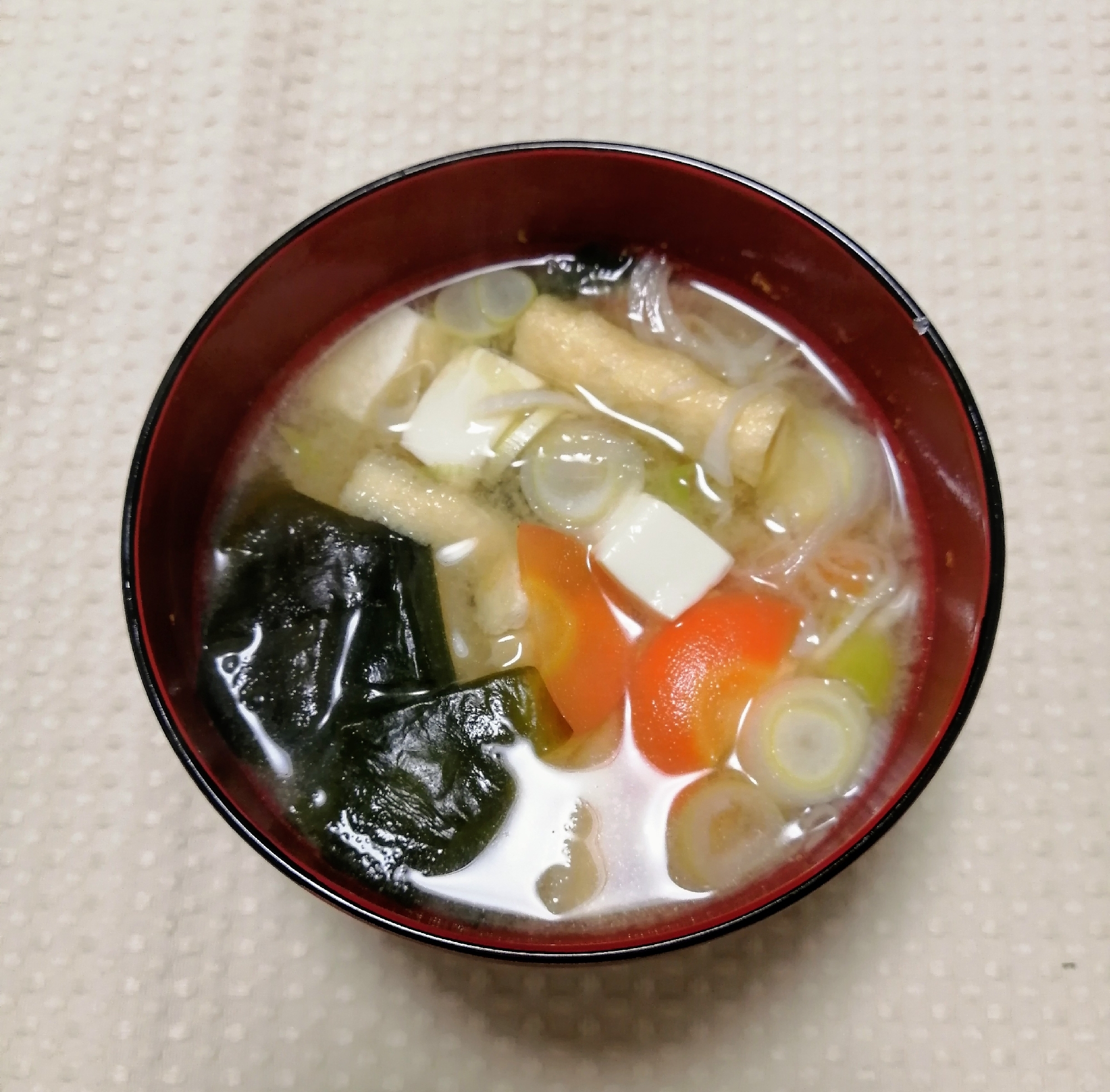 野菜とワカメと豆腐の味噌汁