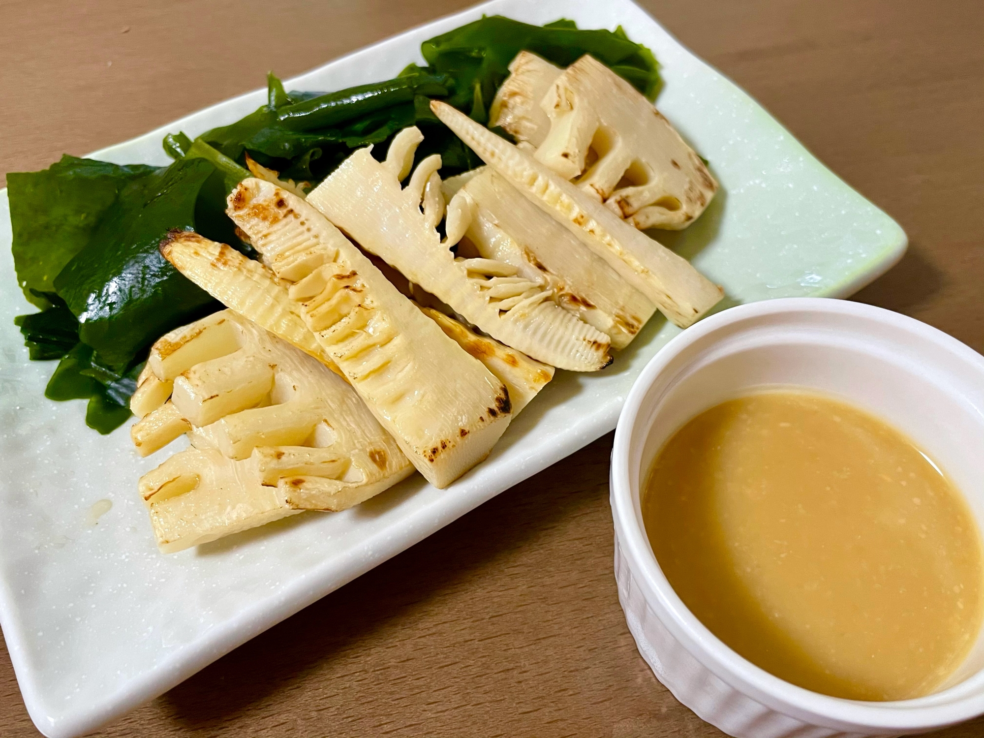 焼き筍とワカメの酢味噌添え