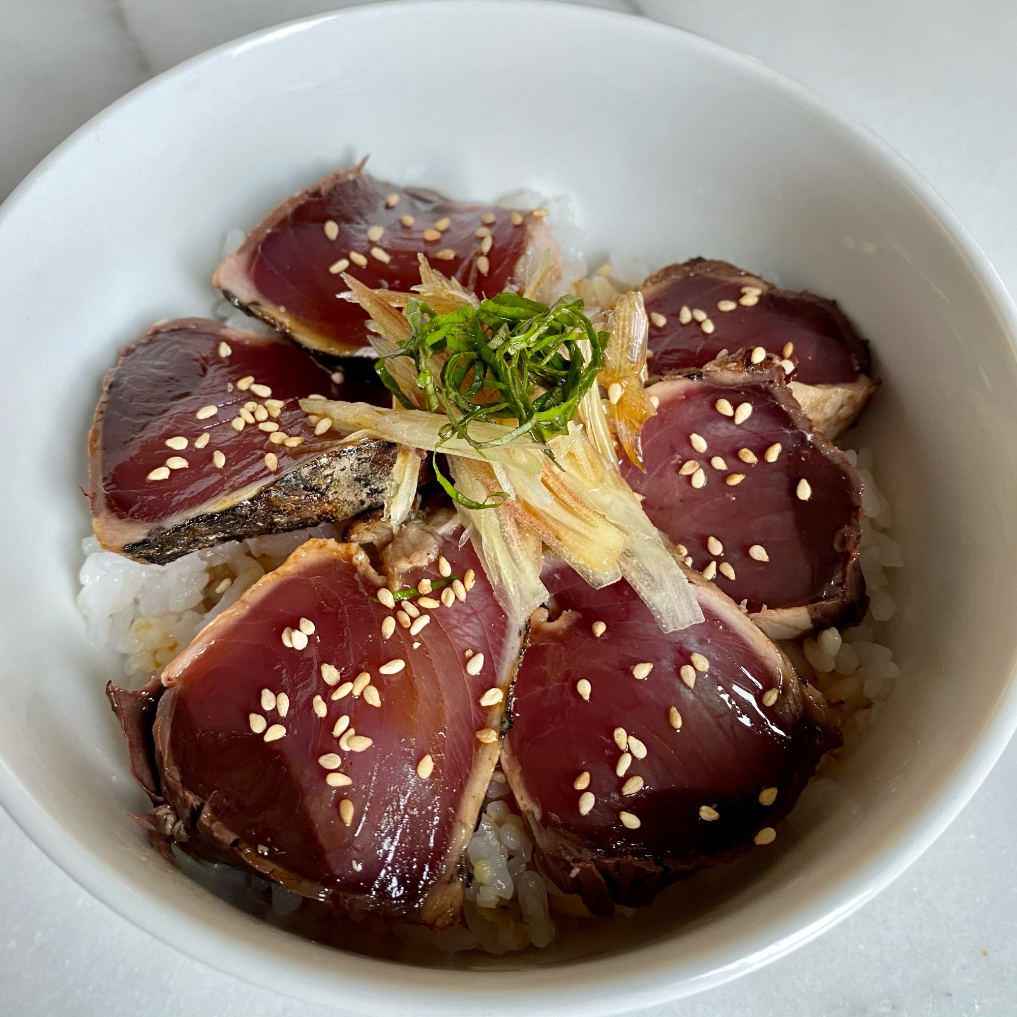 主夫がつくるカツオのタタキ丼