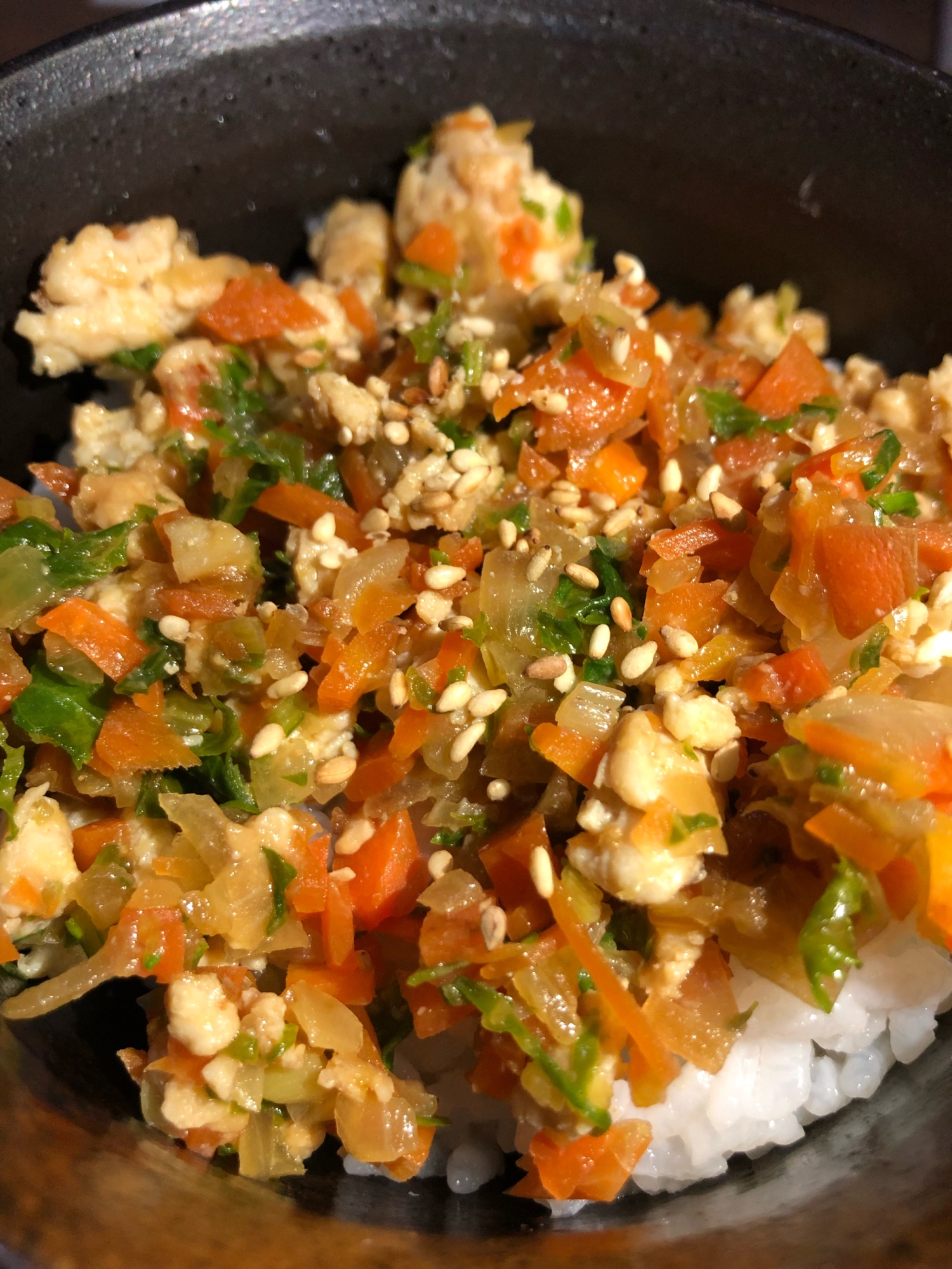 カブの葉と鶏ひき肉の味噌炒め丼