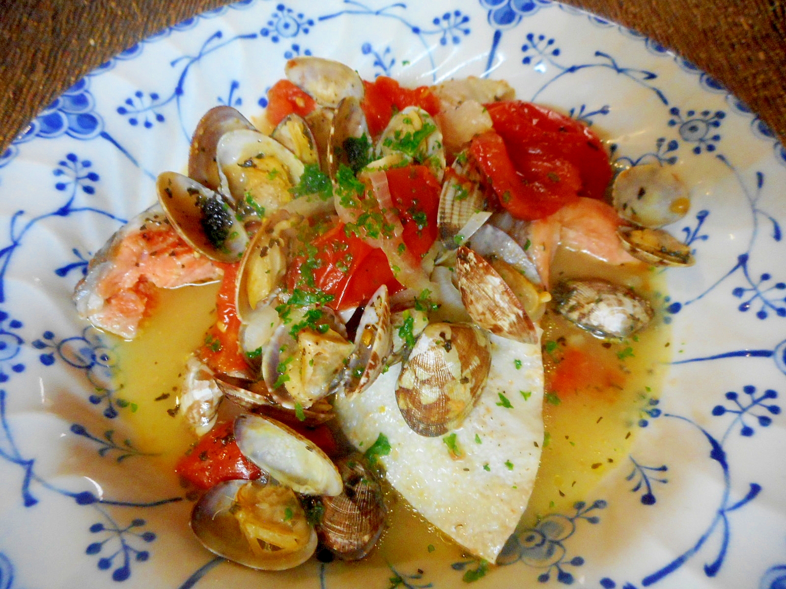 鮭とアサリとトマトの白ワイン煮
