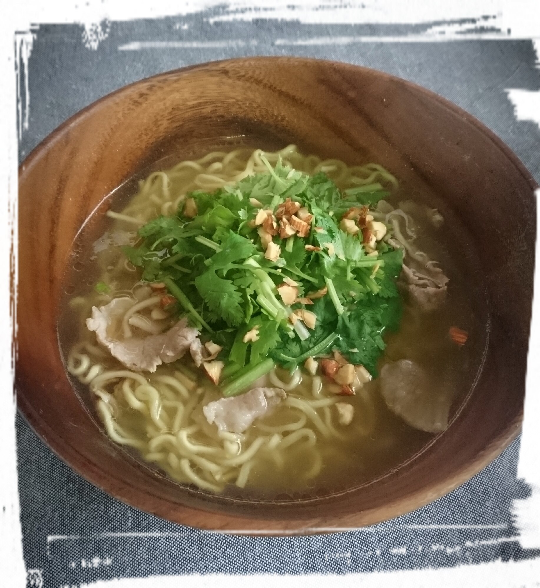 袋麺でパクチーたっぷりエスニック麺