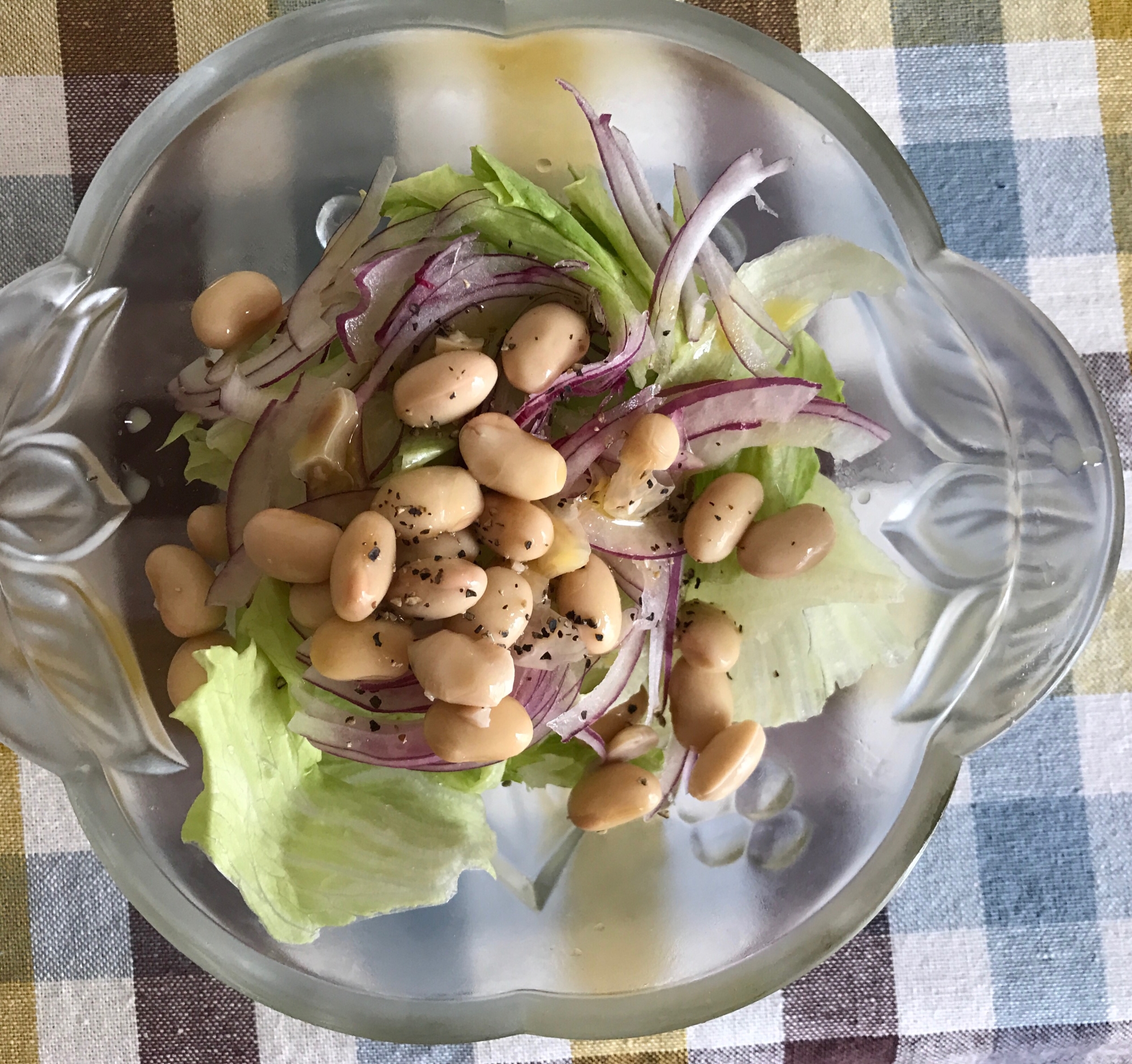 茹で大豆と紫玉ねぎ、レタスのサラダ