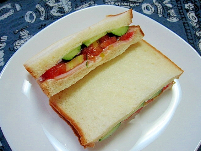 ハムとトマトときゅうりのサンドイッチ