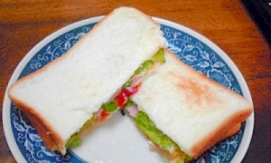 パプリカ・ハム・ツナ・レタスのサンドイッチ