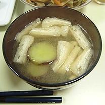 さつまいもと油揚げの味噌汁