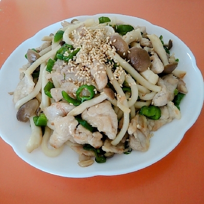 しめじとピーマンの中華風焼きうどん