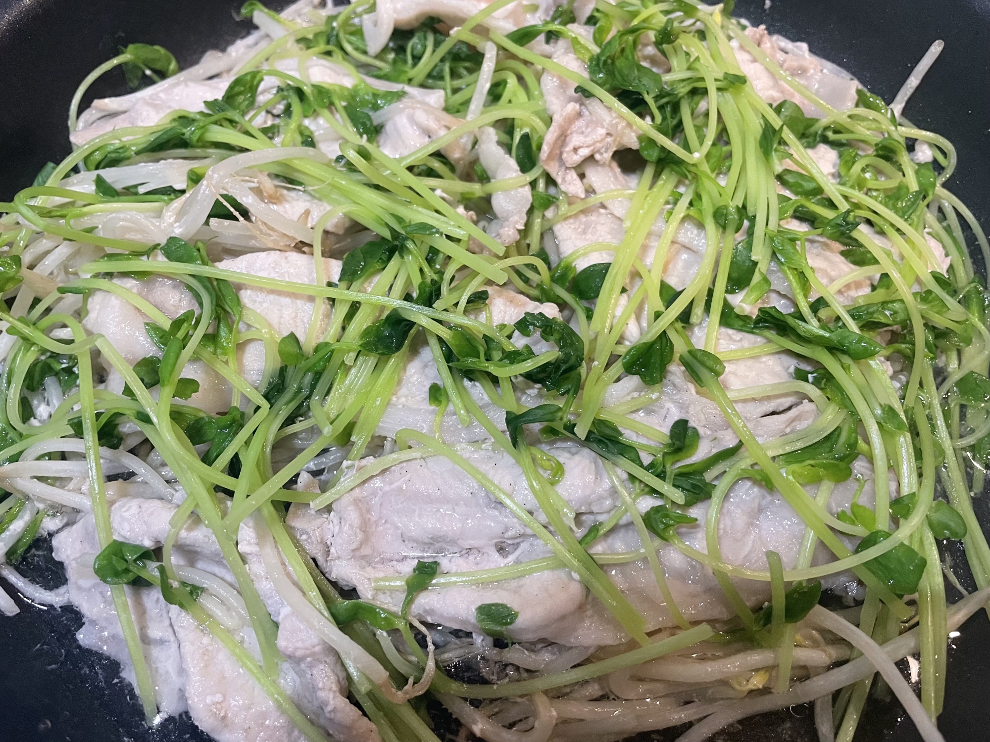 超簡単☆もやし＆豆苗の蒸し豚ロース♪