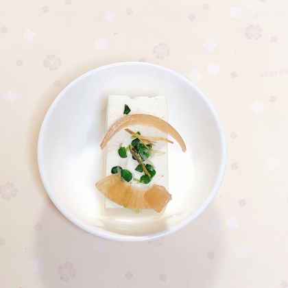 冷奴アレンジ スプラウトしらす玉ねぎスライスのせて