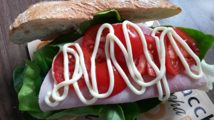 フランスパンでハム野菜サンドイッチ