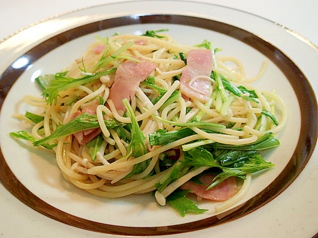 創味シャンタンで　ベーコンとえのき茸と水菜のパスタ