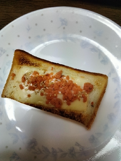 鮭フレークとごまのチーズトースト