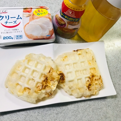 ワッフルメーカーでクリームチーズ入り焼き餅