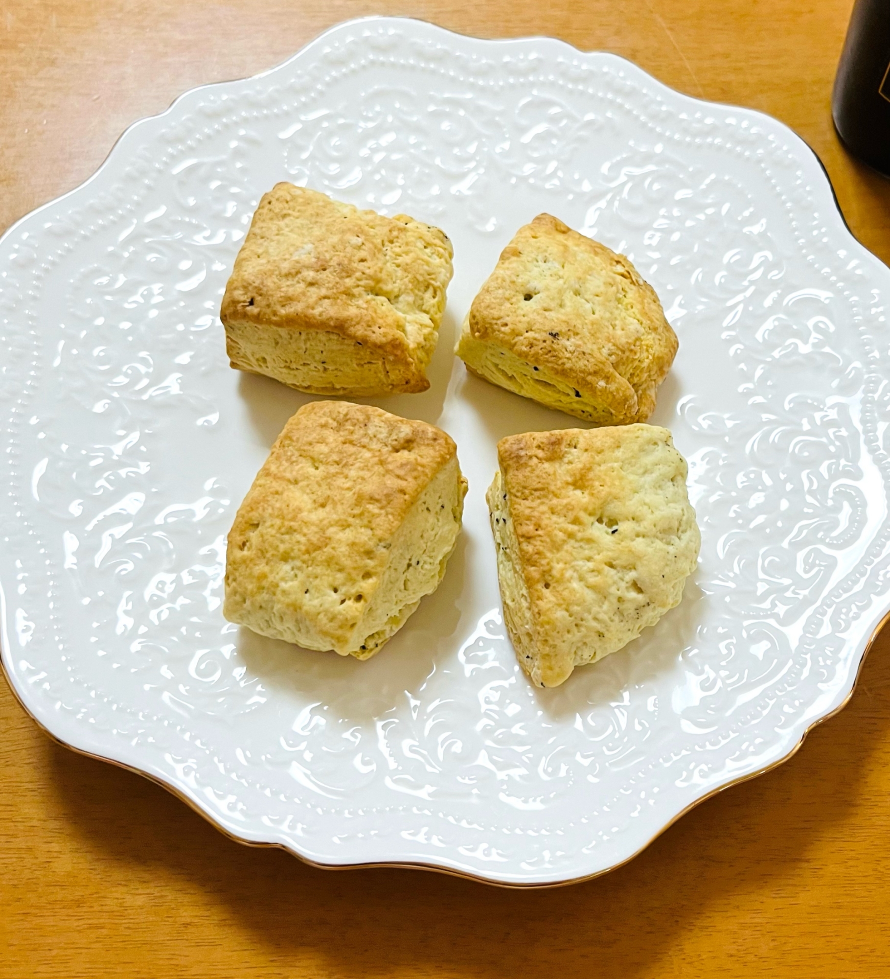 薄力粉と重曹で作る紅茶葉入りスコーン