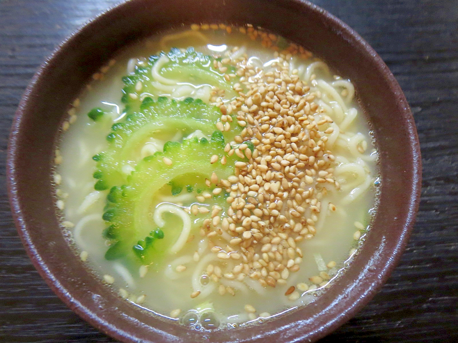 ゴーヤと胡麻のラーメン