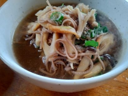 舞茸ハナビラタケ大根レタス鶏団子の蕎麦