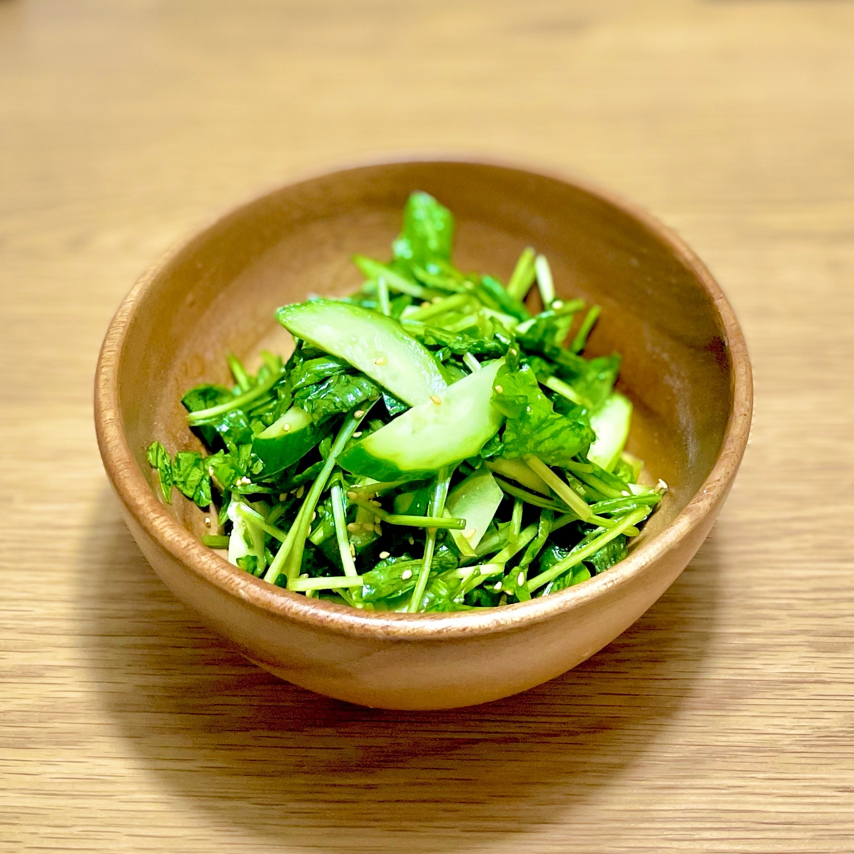 ルッコラと胡瓜をごま油で食べるサラダ