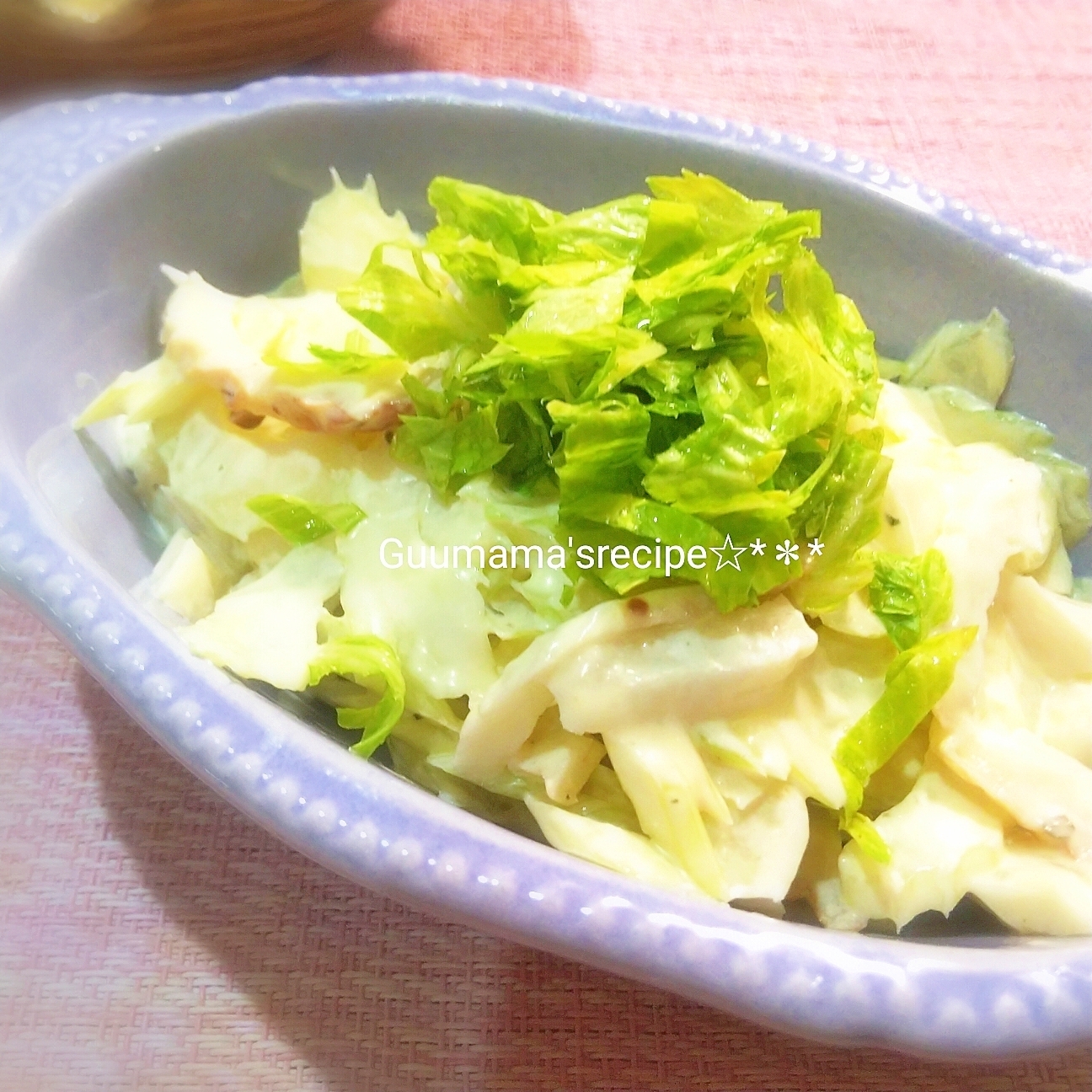 ちくわとセロリのサラダが皿に盛り付けられているところ
