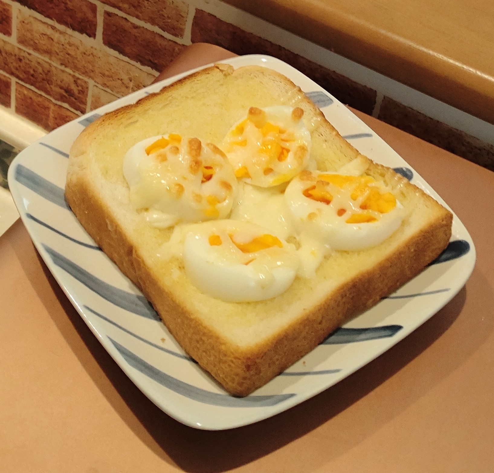 マヨネーズゆで卵とチーズのトースト
