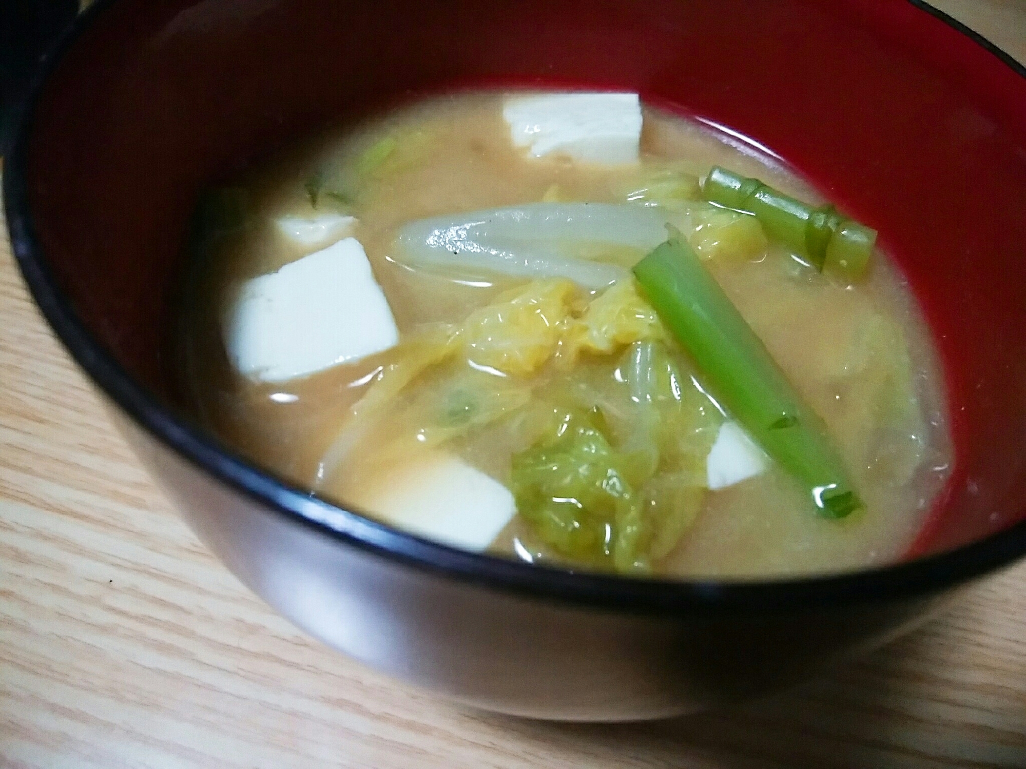 豆腐と大根葉と白菜のみそ汁