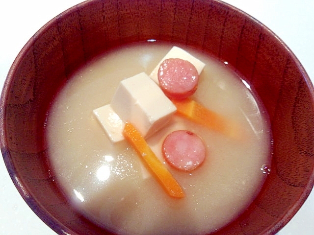 人参と豆腐とウインナーのわさび風味味噌汁