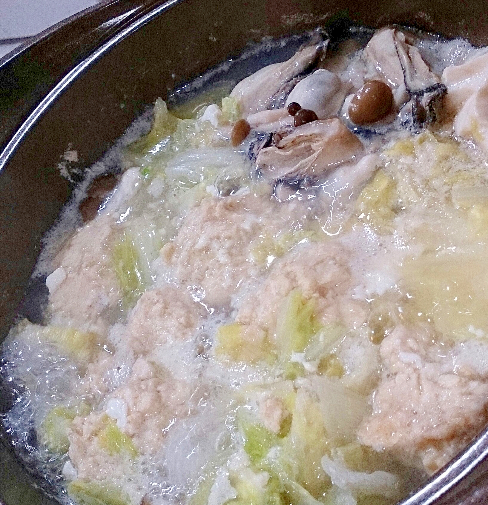 簡単　鶏のつみれ団子 と 牡蠣の 湯豆腐鍋