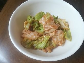 鶏もも肉とキャベツとピーマンのカレー粉炒め