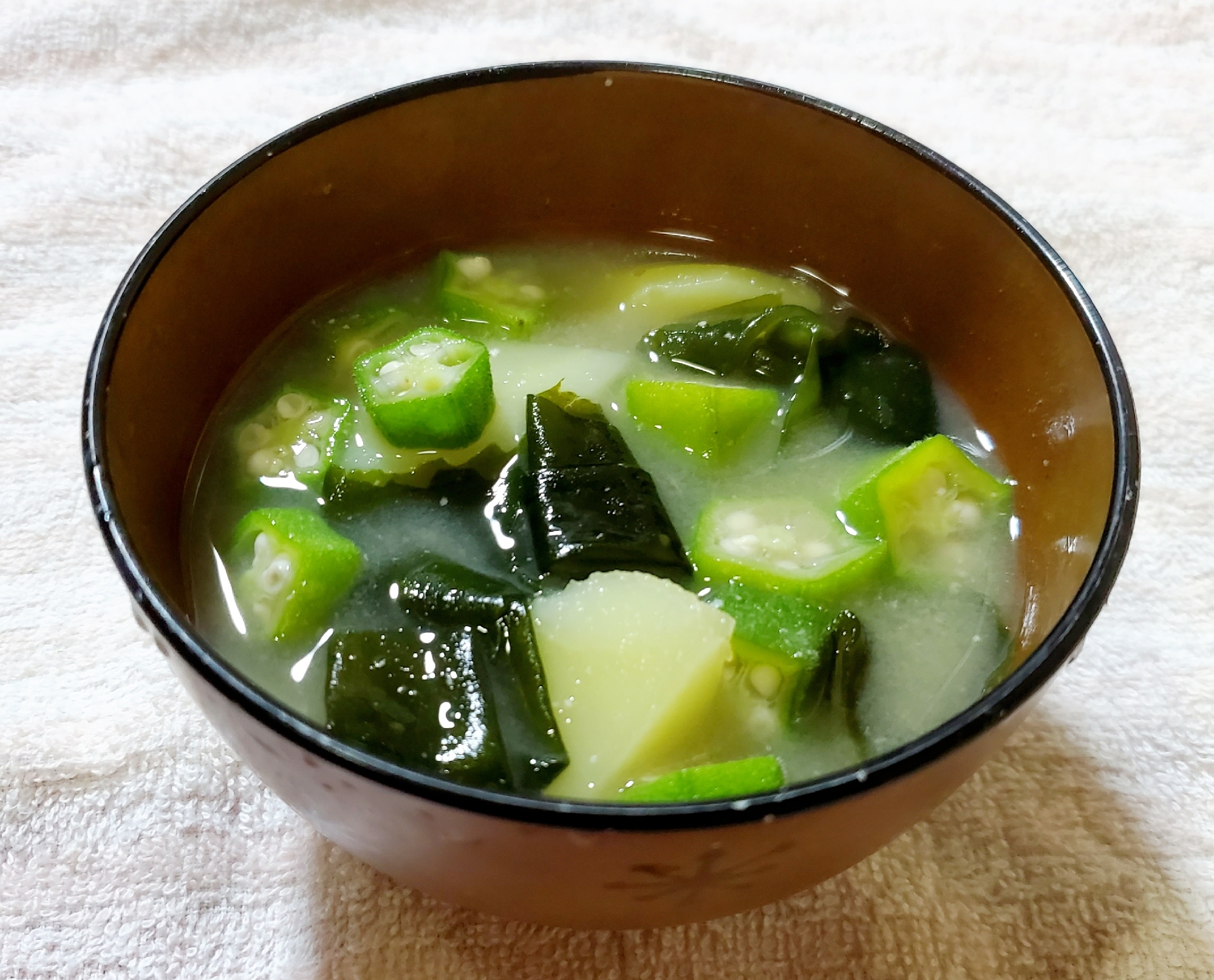 《子供と作る》じゃがいもとオクラの味噌汁