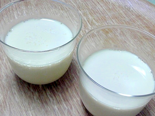 透明な耐熱容器に入った手作り豆腐