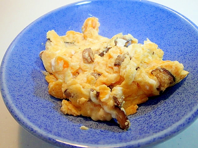 椎茸とチーズの卵炒め