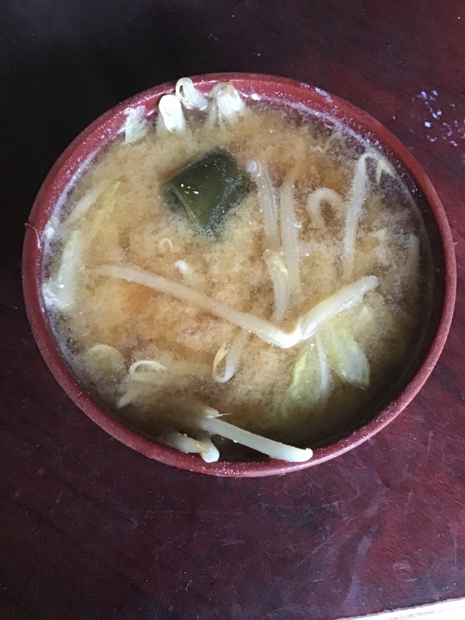 モヤシと白菜と昆布の酒粕入り味噌汁。