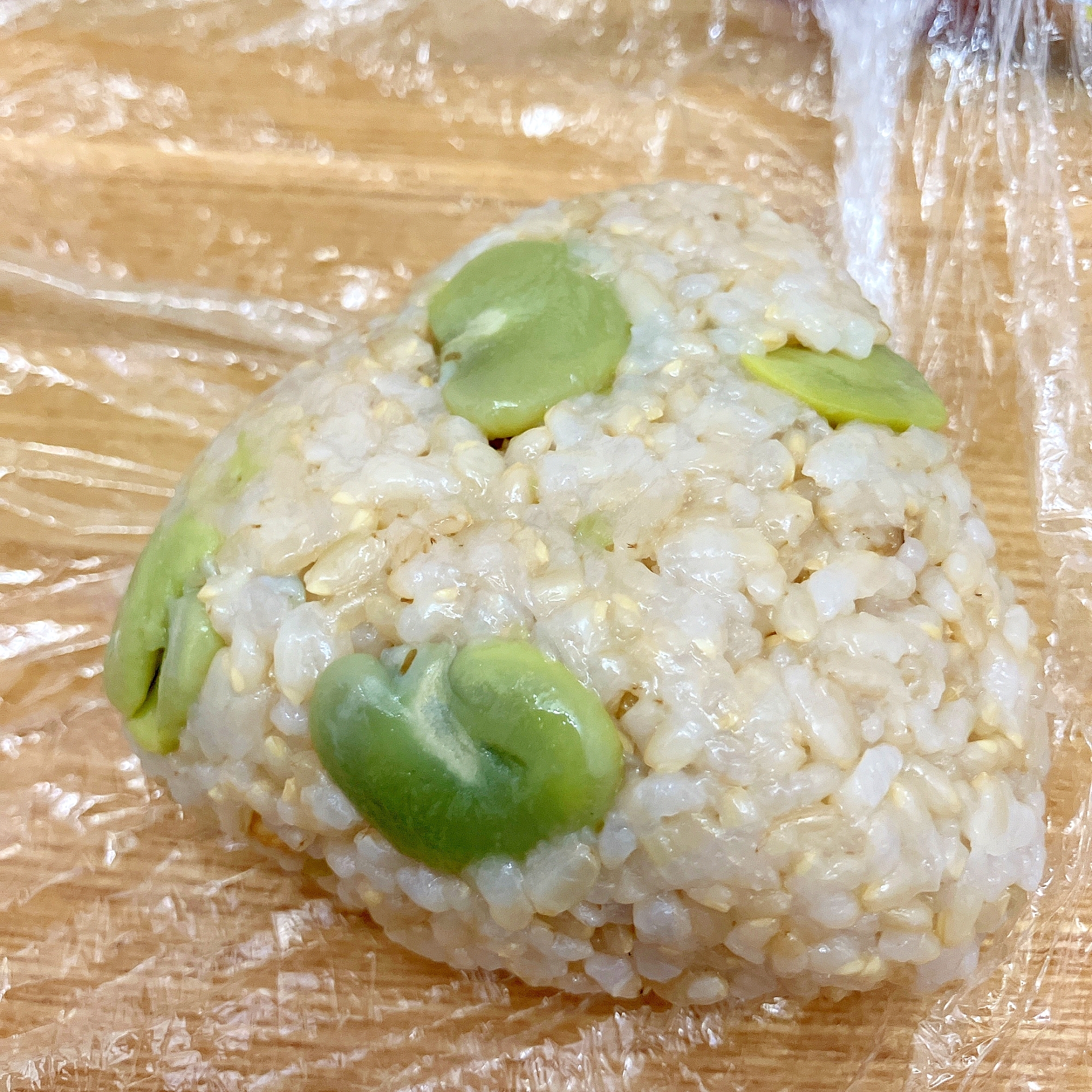 春の炊き込み♪そらまめ玄米おにぎり