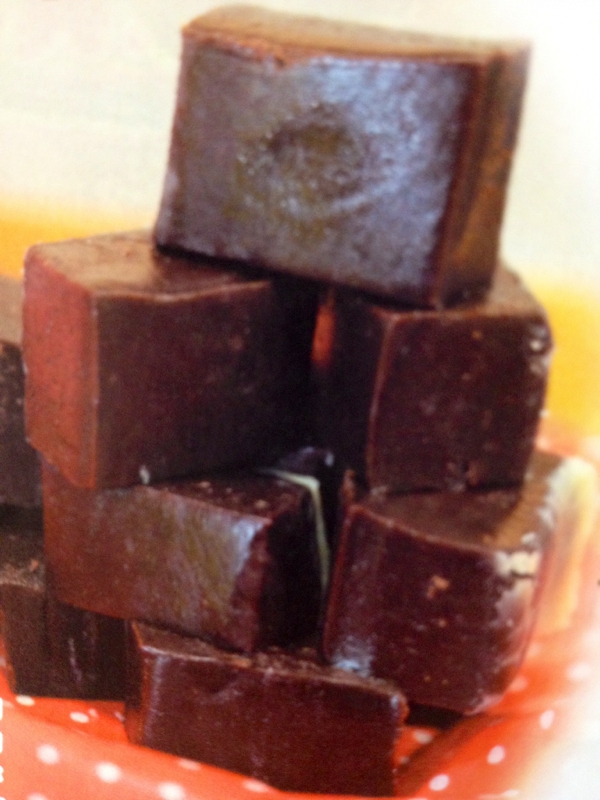 器に盛られたチョコレートファッジ