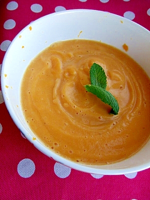 白い器に盛り付けられたバターナッツかぼちゃのスープ