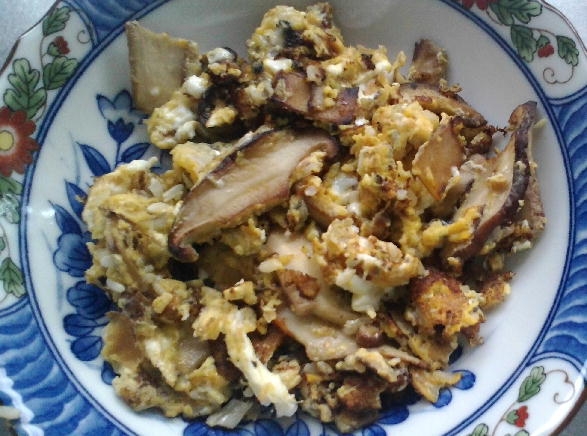 塩麹で簡単椎茸と卵の炒め物
