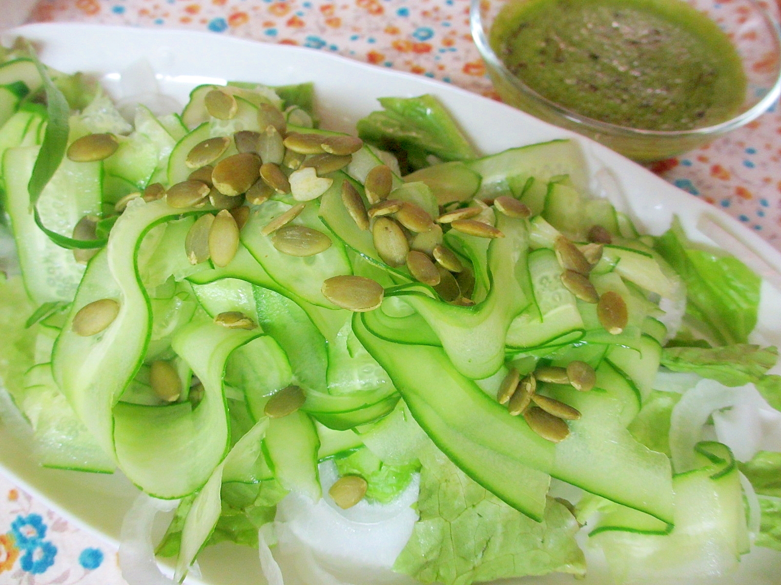 キュウリジェノベーゼドレッシングのグリーンサラダ