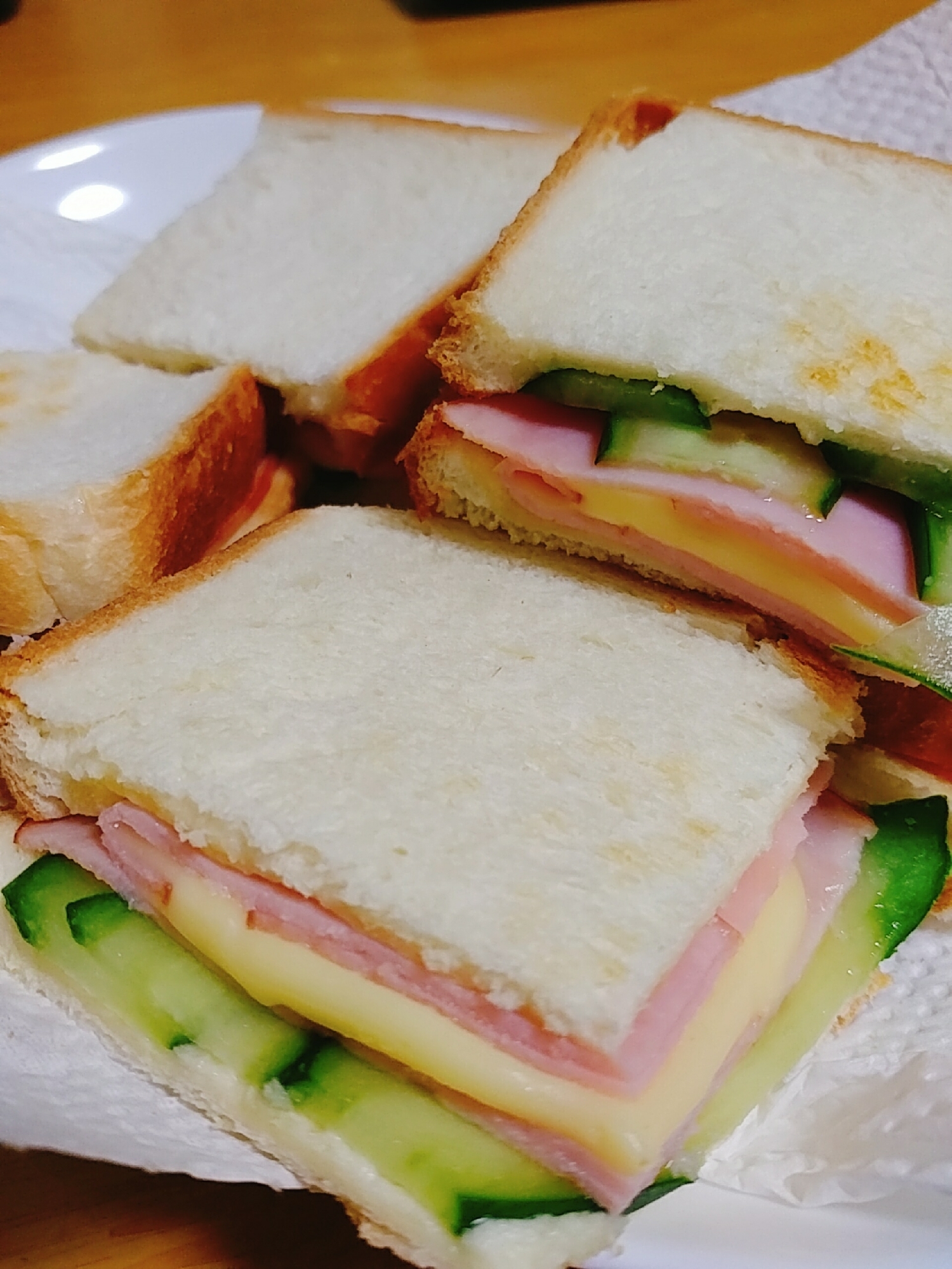 きゅうり　ハム　ゴーダチーズのサンドイッチ