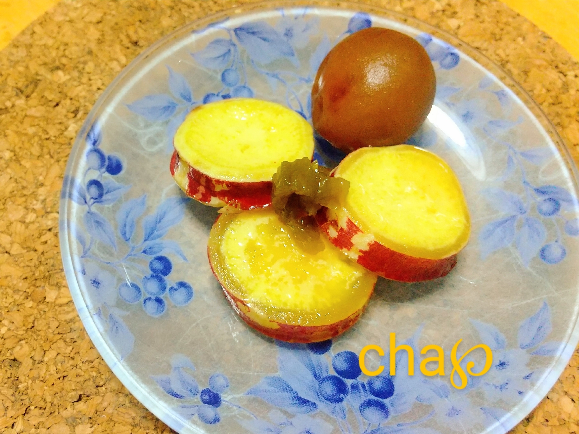 青い柄の皿に盛られたさつまいもの梅酒煮