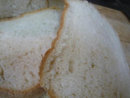 薄力粉が多めでも普通に美味しい食パンでした♪
パンはしょっちゅう焼くので、塵も積もればで結構な節約になりそうです！！
素敵なレシピありがとうございました＾＾