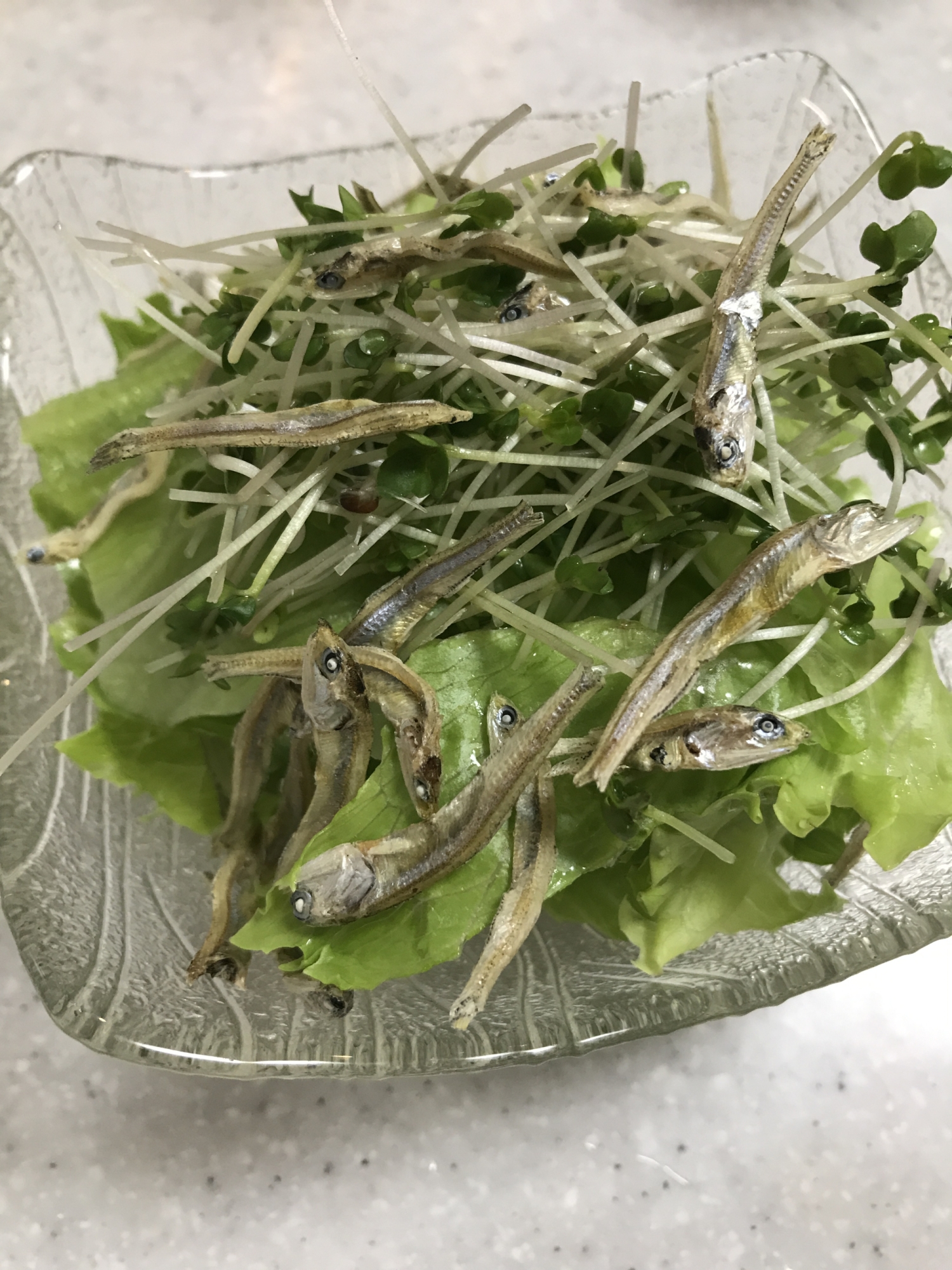 ブロッコリースプラウトと小魚のサラダ
