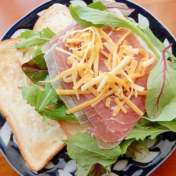 早い！冷凍食パンで❤生ハムとベビーリーフのサンド♪