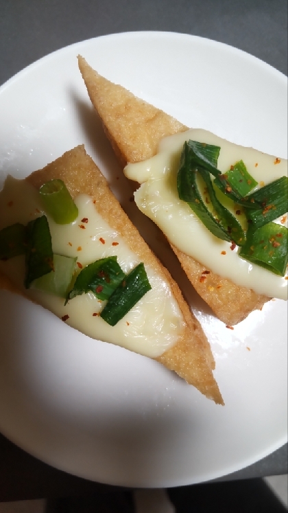 おもてなし料理！厚揚げチーズ焼き♪ネギと七味唐辛子