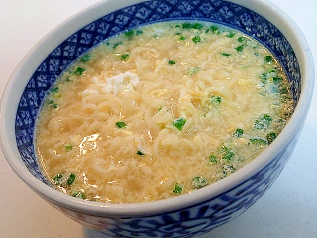 インスタントで　葱・しらす・卵入り豚骨ラーメン