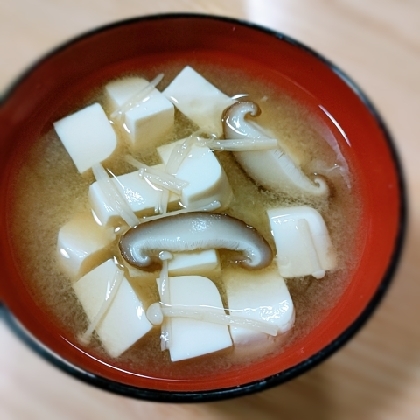 お味噌汁美味しく頂きました(*^-^*)
えのきや椎茸の旨みがでて栄養もたっぷりですね〜☆