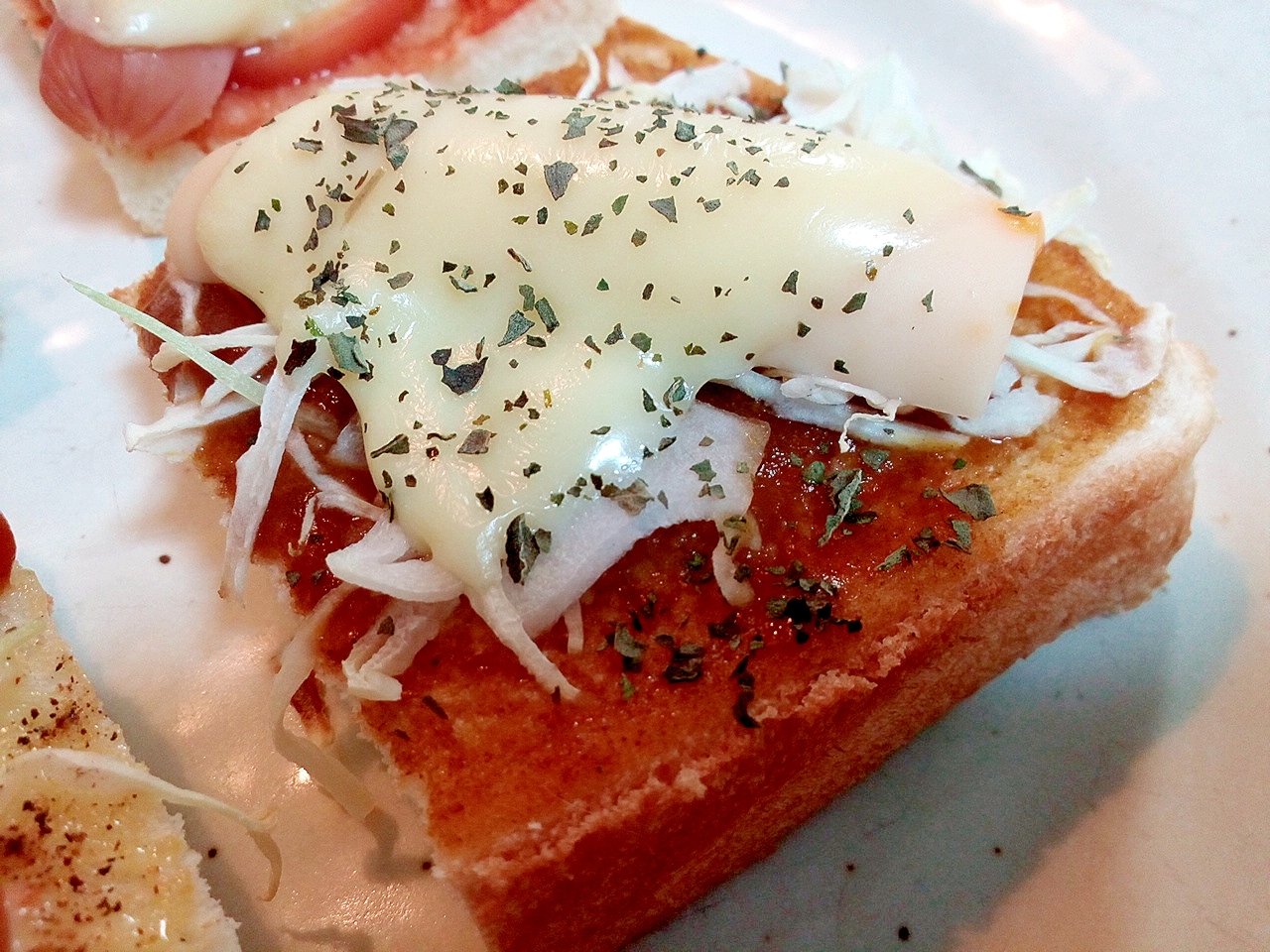 キャベツとチーかまとスライスチーズのカレートースト