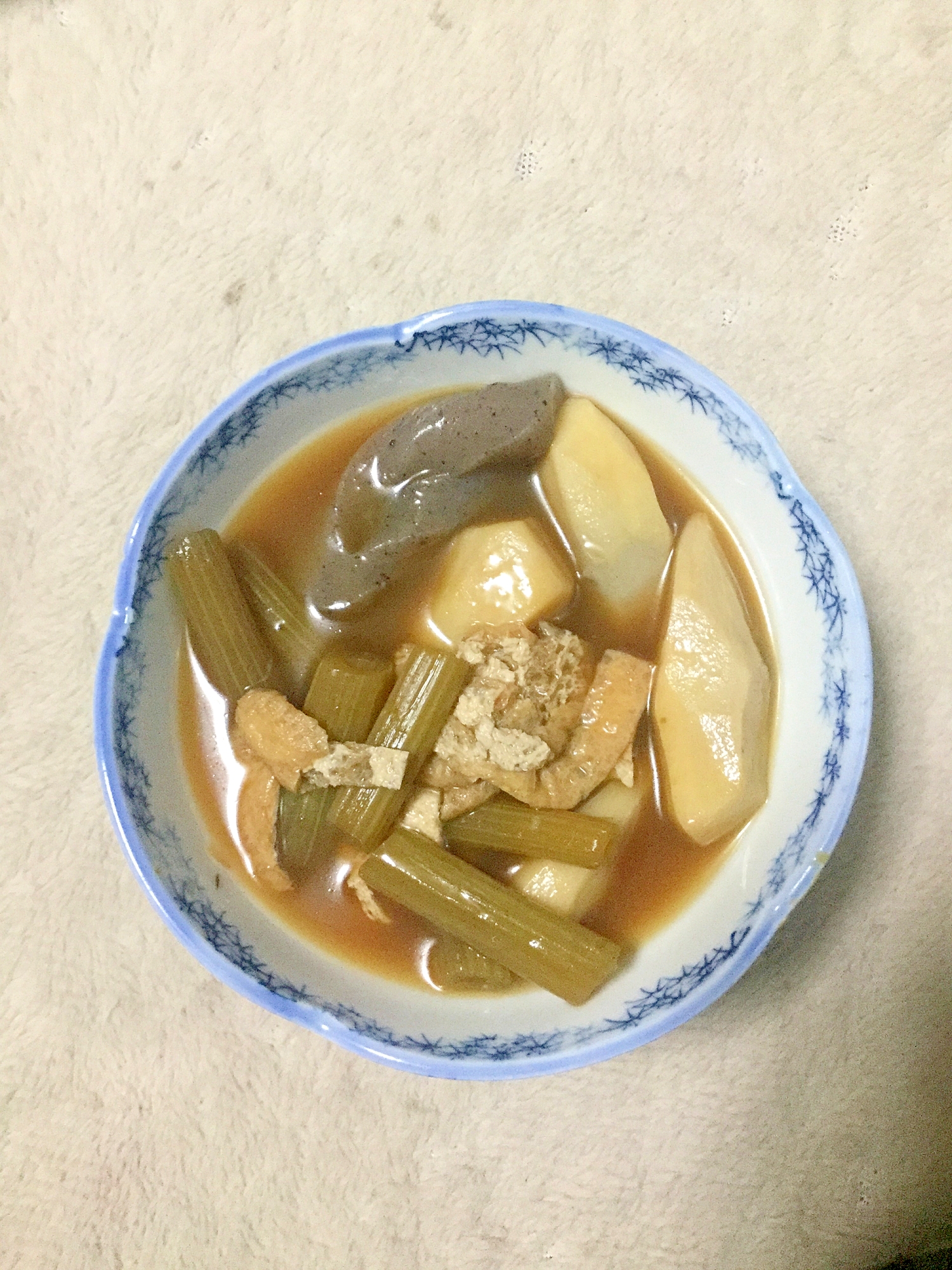 フキと里芋と油揚げとこんにゃくの煮物。